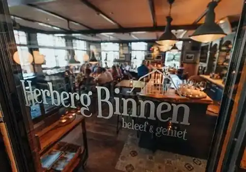 Restaurant binnen vanachter een glas met logo